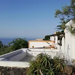 Bed & Breakfast Giardino Dei Carrubi- Al Gradino 365 Alicudi