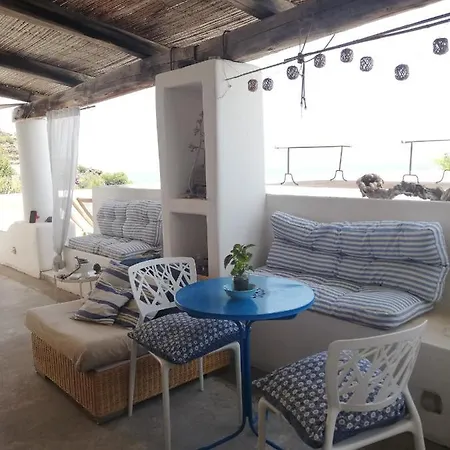 Bed & Breakfast Giardino Dei Carrubi- Al Gradino 365 Alicudi