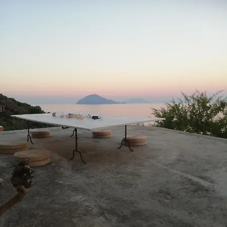 Bed & Breakfast Giardino Dei Carrubi- Al Gradino 365 Alicudi