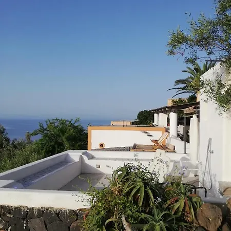 Bed & Breakfast Giardino Dei Carrubi- Al Gradino 365 Alicudi