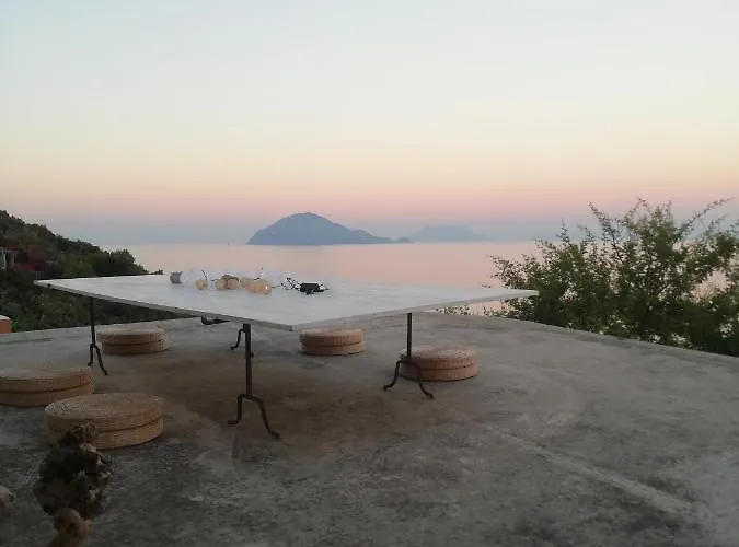 Bed and Breakfast Giardino Dei Carrubi- Al Gradino 365 Alicudi