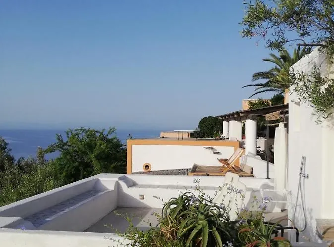 Bed & Breakfast Giardino Dei Carrubi- Al Gradino 365 Alicudi